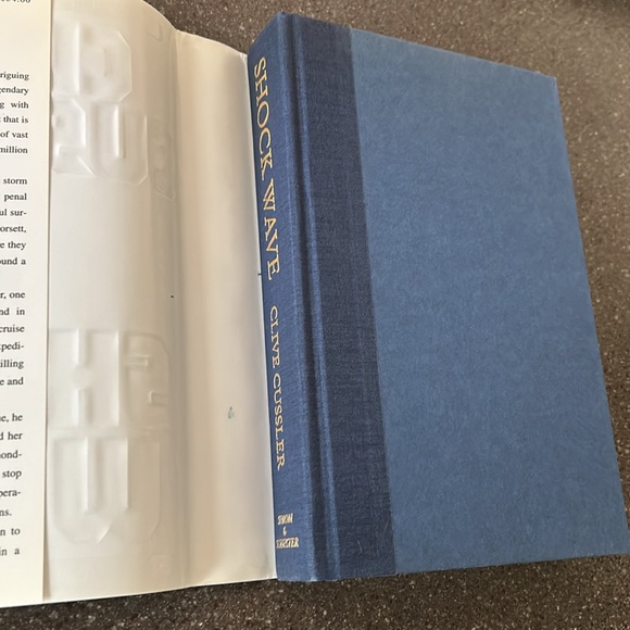 Shock Wave A Dirk Pitt Novel by Clive Cussler - Picture 4 of 7